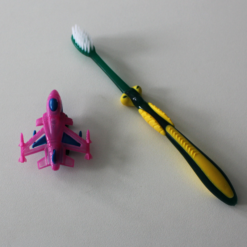Cepillo de dientes para niños con juegos de juguetes con mango de mantis y cerdas suaves