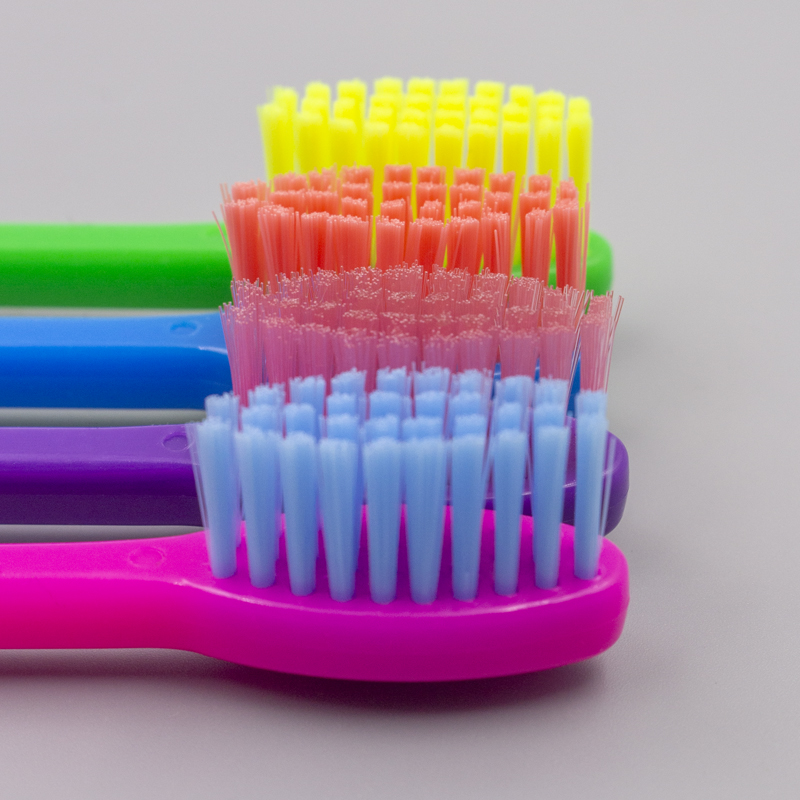 Cepillo de dientes adulto con mango 2 de color
